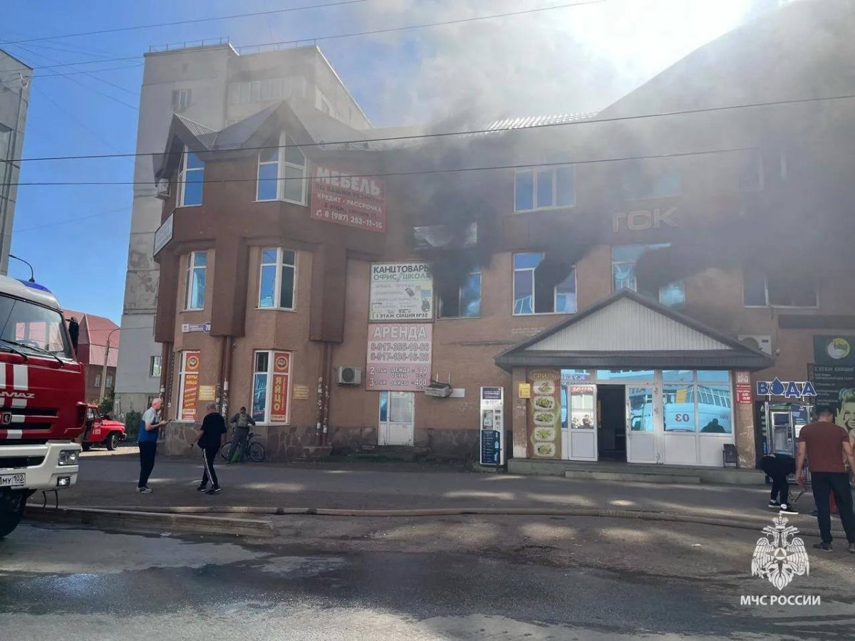 Люди выпрыгивали из окон горевшего торгового центра в Башкортостане (ВИДЕО)