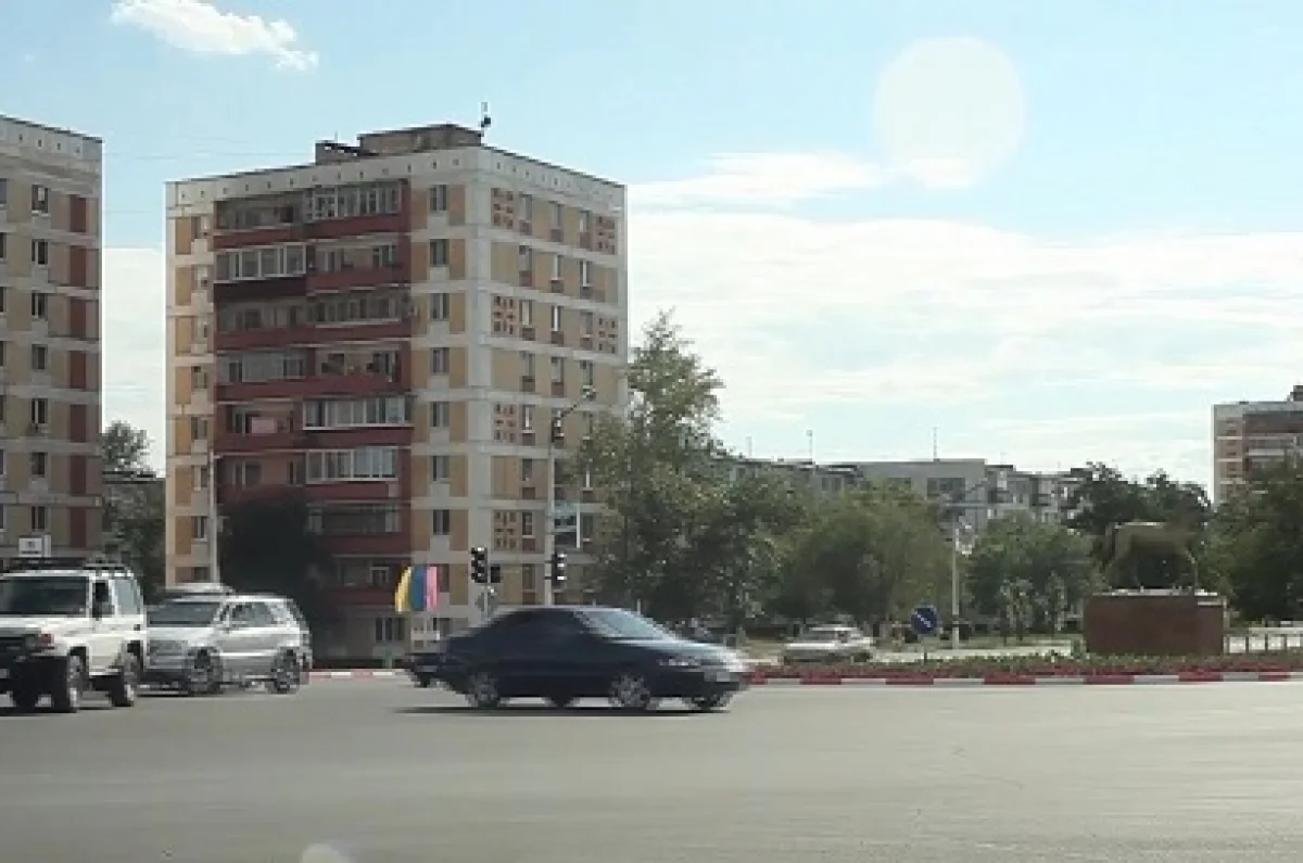 В Рудном женщина выпала с пятого этажа и оказалась на козырьке кафе
