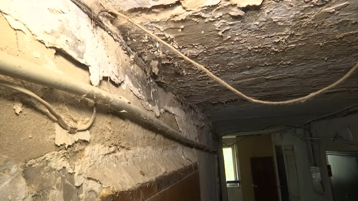 Қабырғасы сөгіліп, іргетасы жоқ: Ақтөбедегі жатақхана тұрғындары қауіппен өмір сүріп жатыр