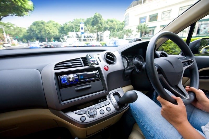 Конец эпохи «праворулек» в такси: из Яндекс и inDrive исключили 70 тысяч машин