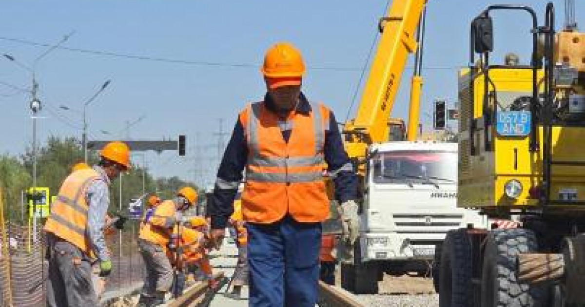  Алматыда LRT желісінің рельстерін төсеу басталды   