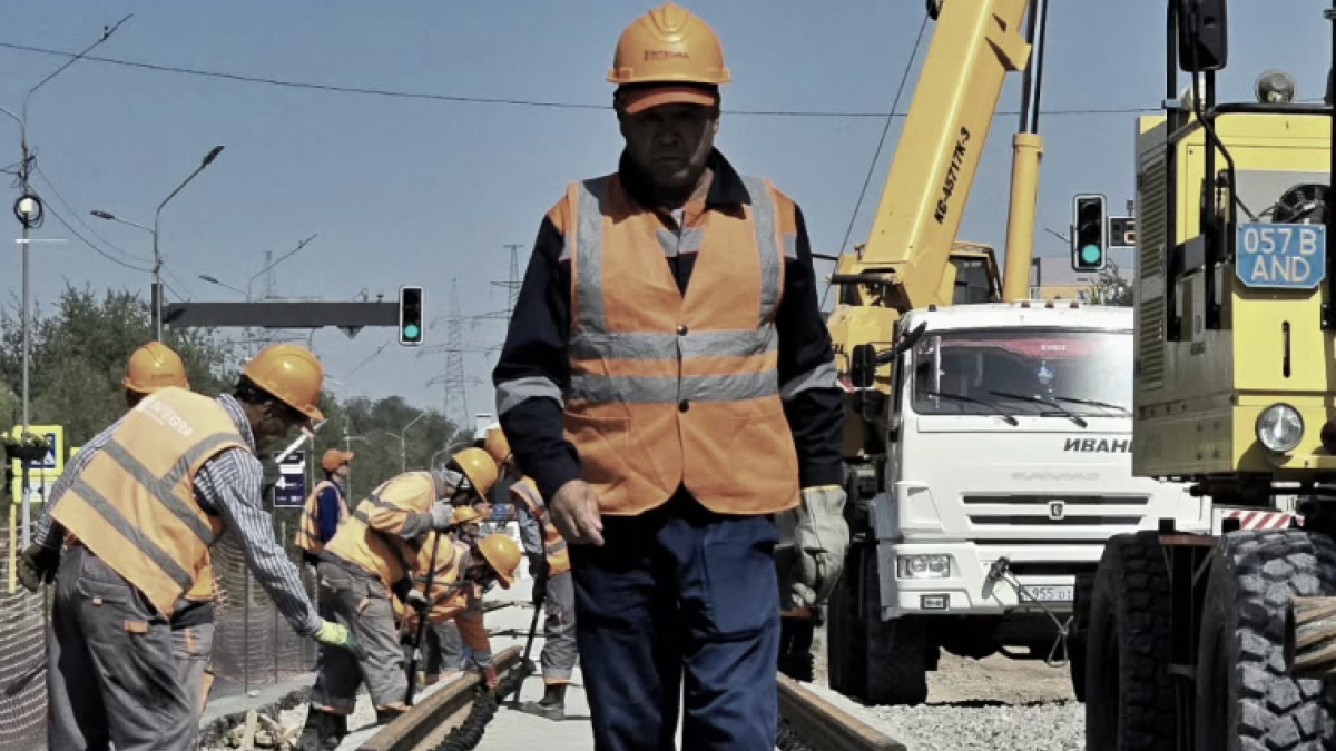 Алматыда LRT желісінің рельстерін төсеу басталды