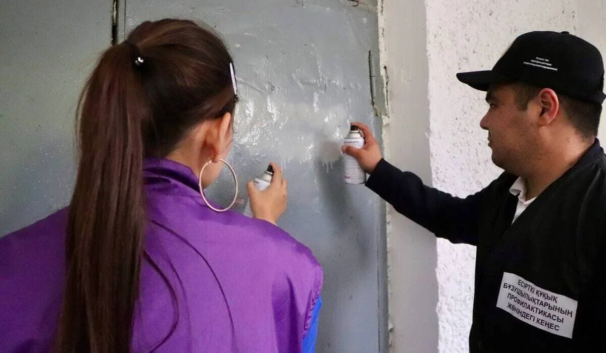 Молодежь партии «Әділет» уничтожила более 2 500 наркограффити по всей стране