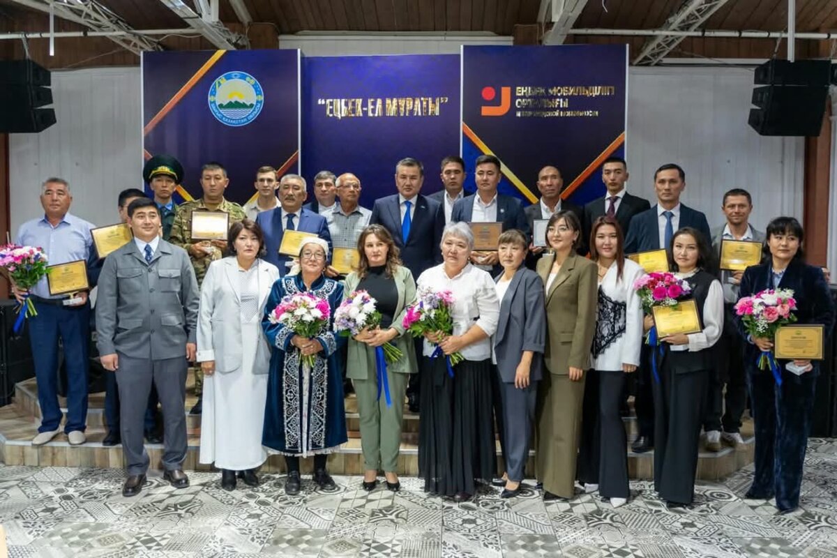В Восточном Казахстане наградили людей труда и отметили трудовые династии