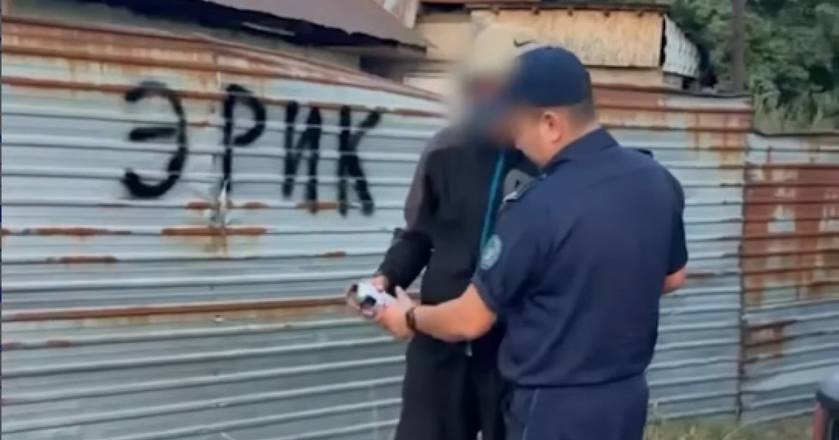  Алматыда үй қоршауына өз есімін жазған тұрғын 5 тәулікке қамалды 