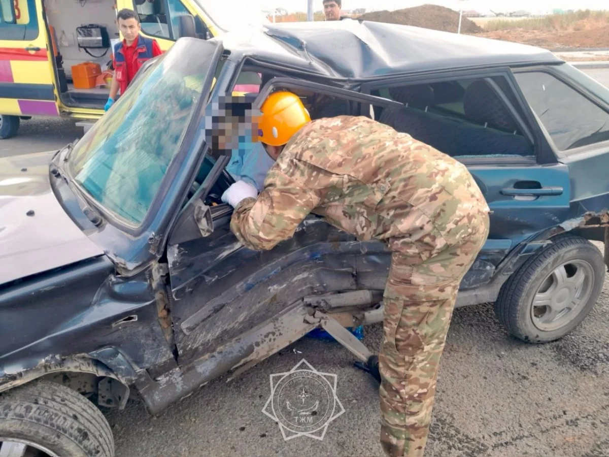 Спасателям пришлось извлекать женщину из искореженного автомобиля в Уральске