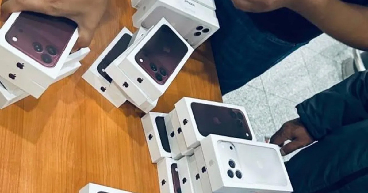  Астана әуежайында жүздеген iPhone 18 смартфонын заңсыз әкелмек болғандар ұсталды 