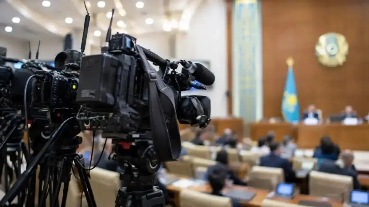 Жұманғарин мен депутаттар журналистердің сұрағына жауап берместен брифингтен кетіп қалды