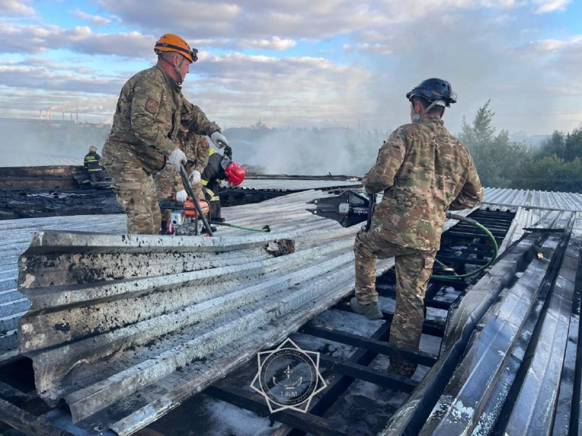 Кровля обрушилась во время пожара в цехе в Павлодаре