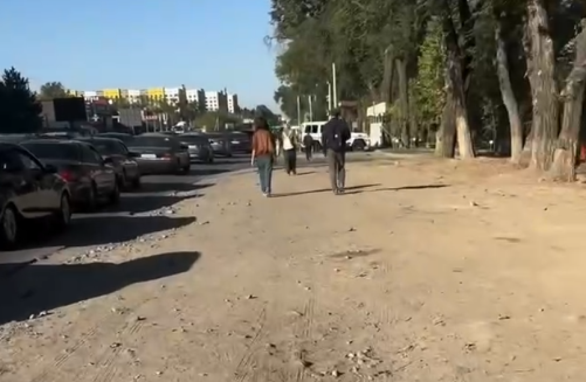 Алматы іргесіндегі Бесағашта жұрт шаң кешіп жүр: тұрғындар тротуардың жоқтығына наразы