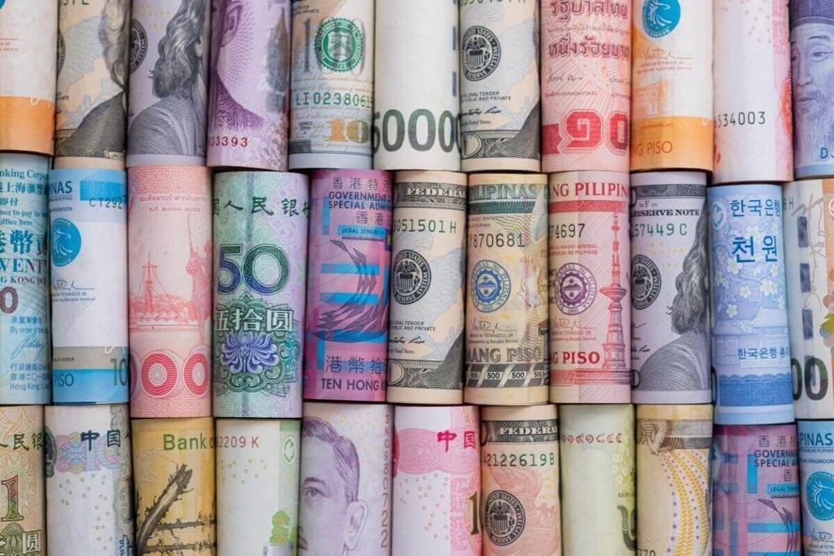 Тенге укрепился к доллару: курс валют на 24 сентября