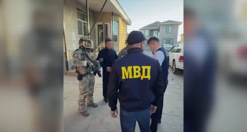 Поборы с водителей устроили на границе в Жамбылской области