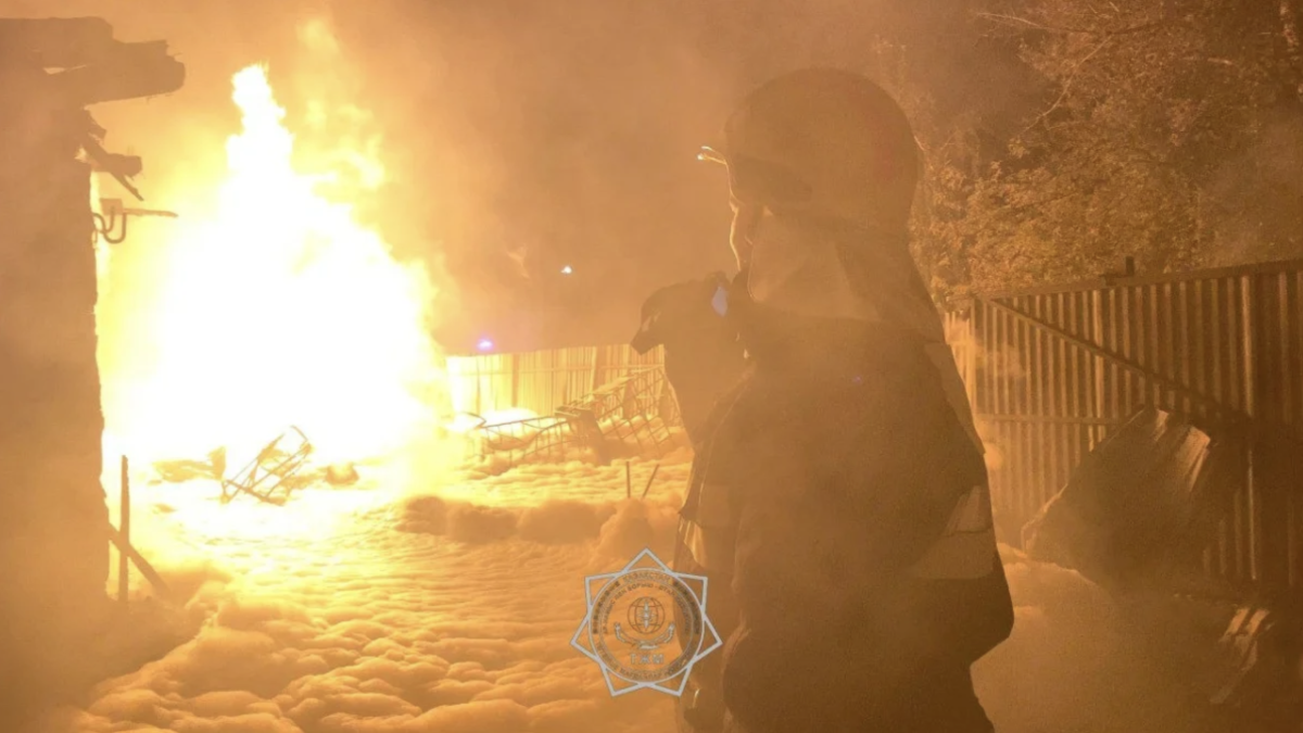Полицейский оказался в реанимации после взрыва газовоза в Семее