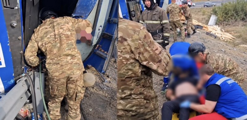 Грузовик перевернулся на трассе в Караганде - водителя зажало в кабине