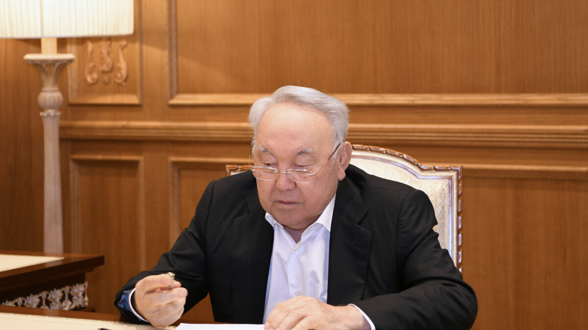 Назарбаев Каспийде қаза тапқан әскери қызметшілердің отбасыларына көңіл айтты