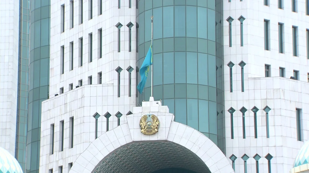 Қаралы күнге орай еліміздің барлық өңірінде мемлекеттік рәміздер төмен түсірілді