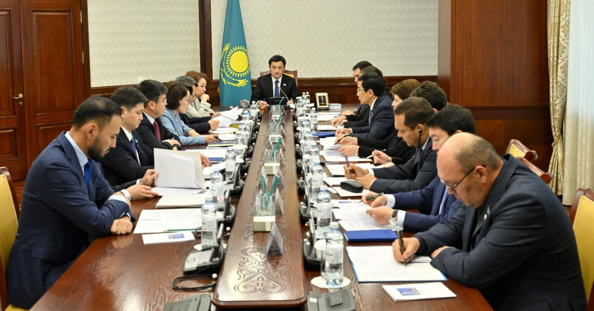  Құрылтай құқықтық келісімдерді қарайды   