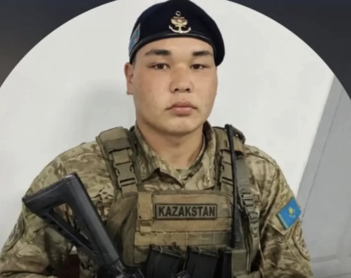 «Құдайға шүкір, ұлым тірі»: аман қалған сарбаздың анасы Бекеттің жағдайын айтты