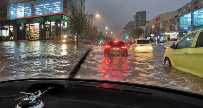 Сильный ливень затопил улицы Темиртау