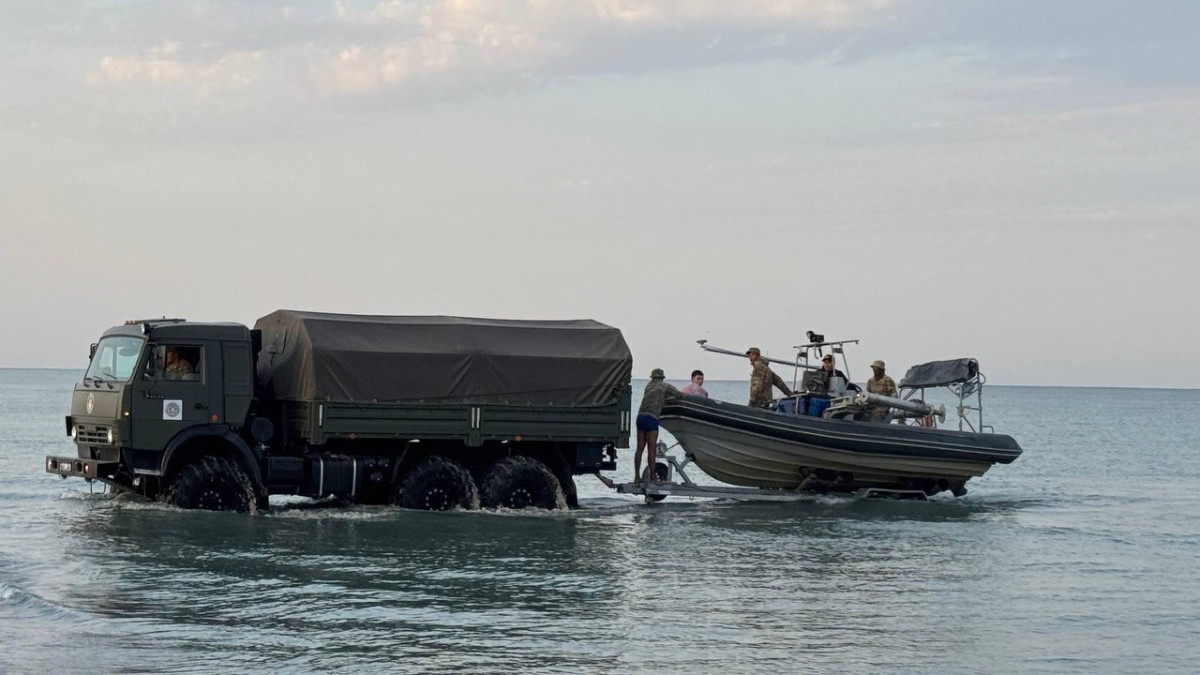 На Каспии продолжаются поиски двух военнослужащих: задействованы сотни спасателей, авиация и водолазы