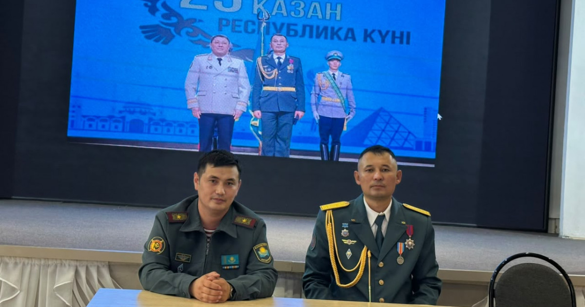   Өскеменде суға батқан қызды құтқарған әскери қызметші оқушылармен кездесті   