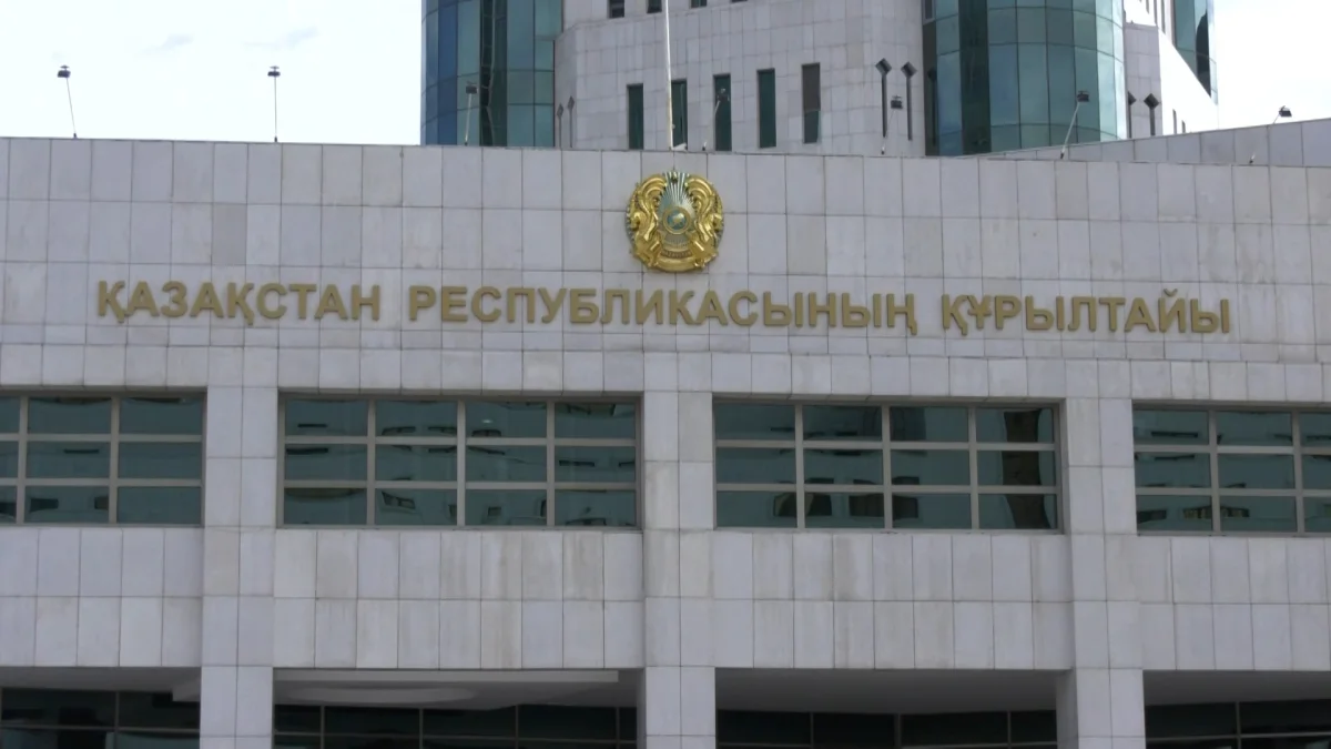 Депутаттар Каспий қасіретінен қаза тапқан сарбаздардың отбасыларына көмек жинады