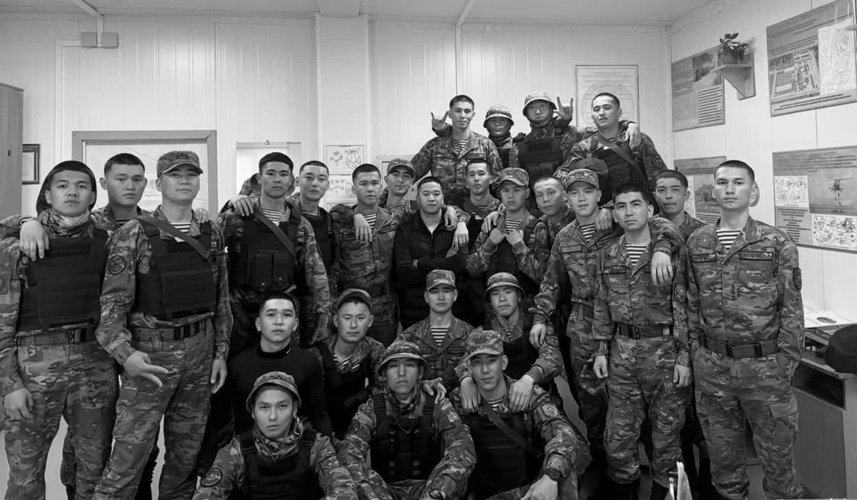 «Сен жүзе алмайсың ғой...»: Каспийде қаза тапқан сарбаздардың жақындары жүректі қан жылатар сәттерді көрсетті (ВИДЕО)