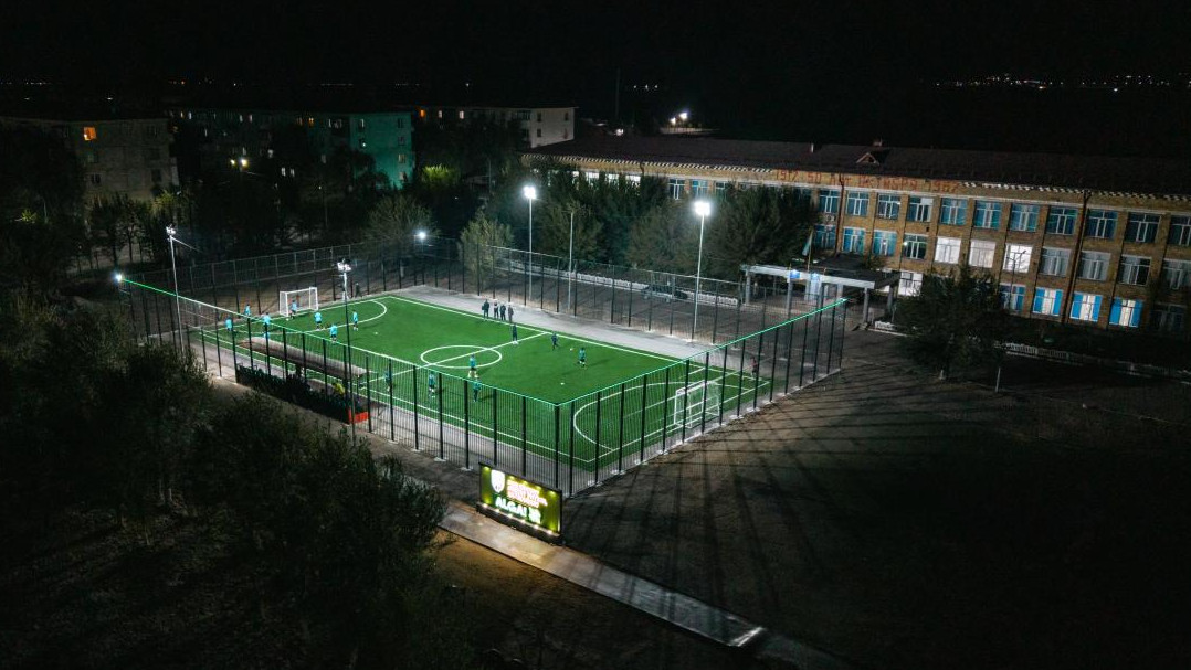 Школьники из Сарани получили футбольное поле с покрытием уровня FIFA