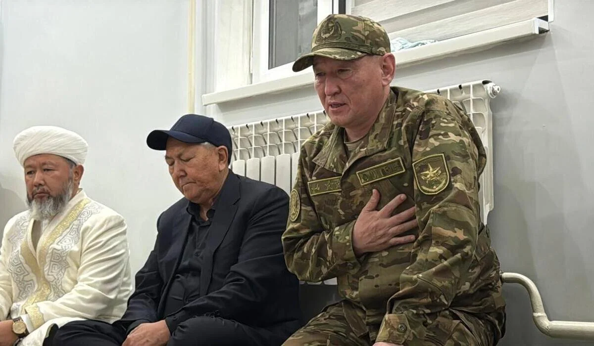 Министр обороны встретился с семьями погибших военнослужащих в Мангистау