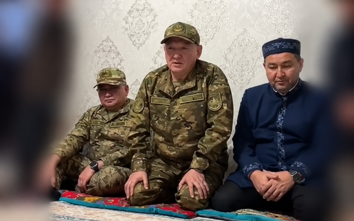 «Басымды иіп келіп тұрмын»: Қорғаныс министрі қаза тапқан сарбаздардың отбасыларынан кешірім сұрады