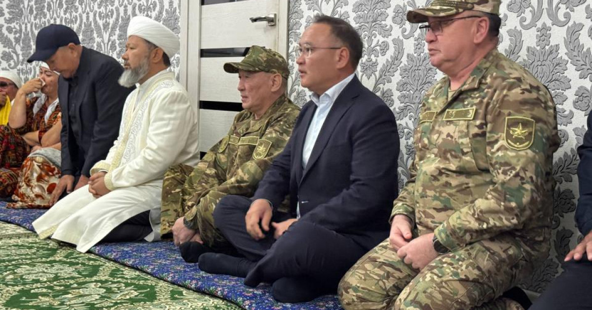 Қорғаныс министрі қаза болған әскери қызметшілердің отбасыларымен кездесті