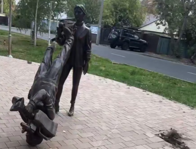 Вандализм на Аллее журналистов в Астане
